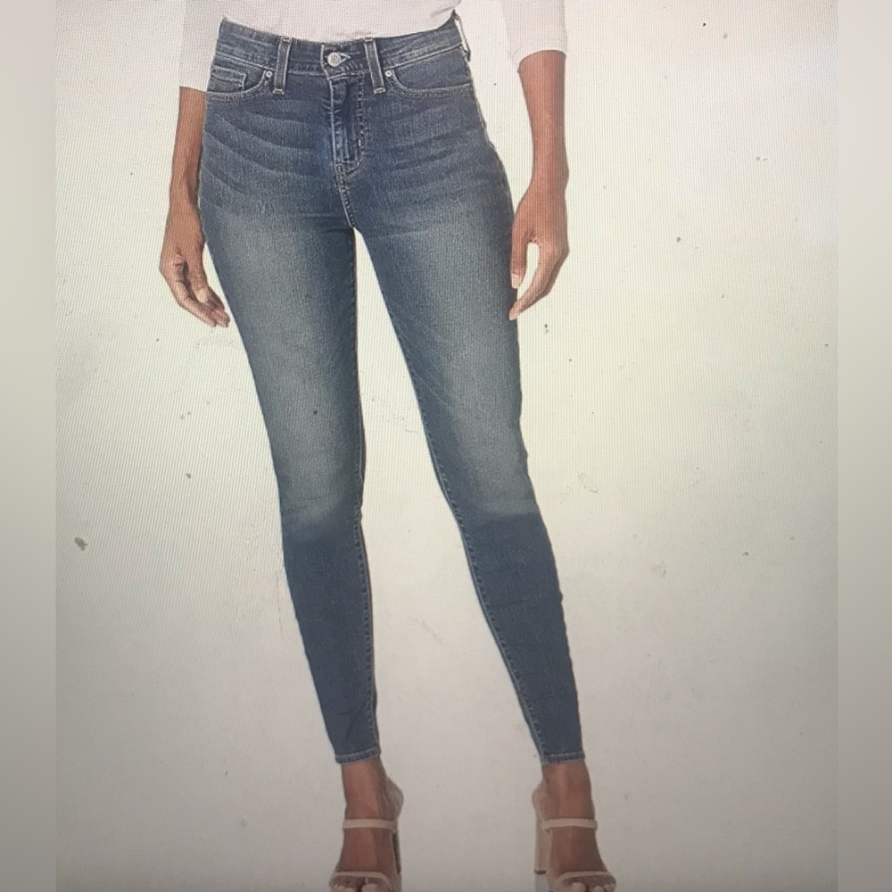 NWT - Levi’s Signature Mid-rise Skinny Jeans - Size 31
